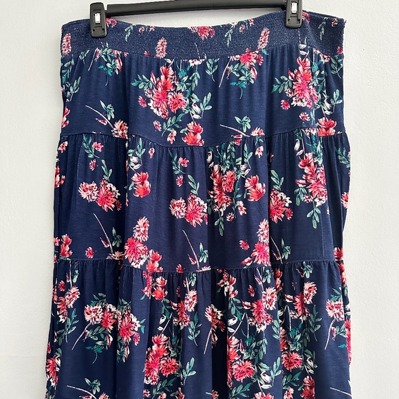 ST. JOHN'S BAY FLORAL SKIRT IN NAVY - Picture 1 of 3